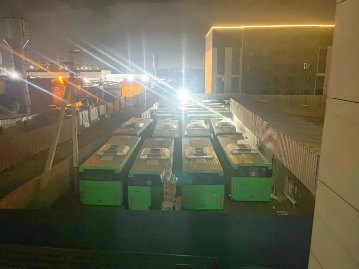 Посреди ЖК Medeu City в Алматы устроили автопарк