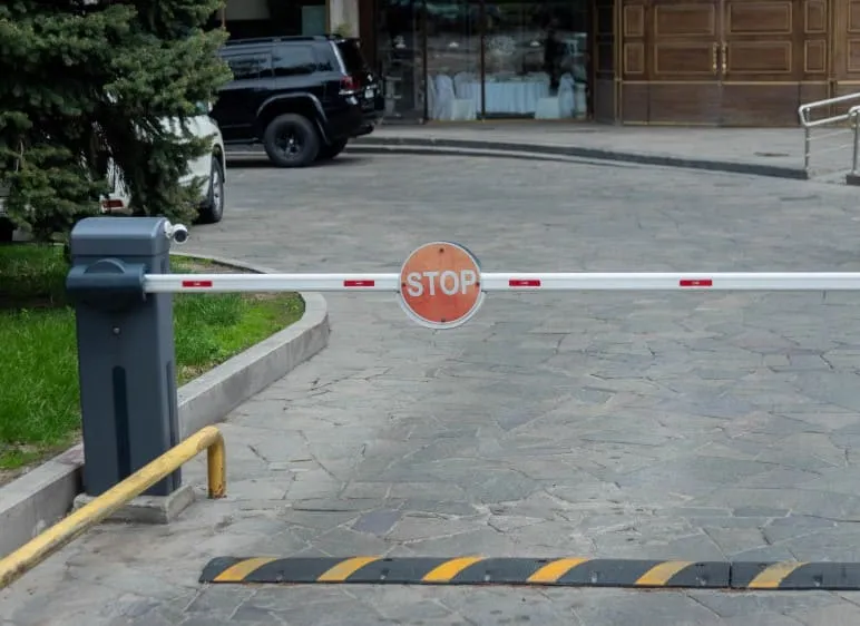 Незаконные шлагбаумы в Астане: собственников зданий наказали крупными штрафами
