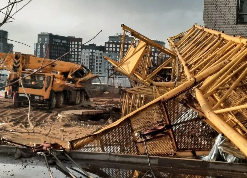 Два башенных крана упали на стройке ЖК Asyl Mura в Астане