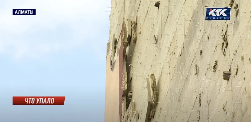 Облицовка фасада многоэтажки рухнула в Алматы из-за ветра: кто будет платить?