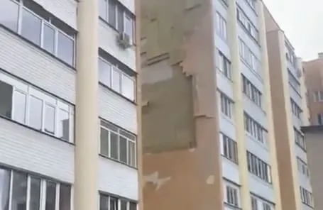В ЖК Сары Арка в Алматы оторвалась обшивка