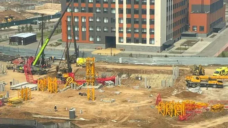 На стройке ЖК Capital Park (ЖК Капитал Парк) упал кран