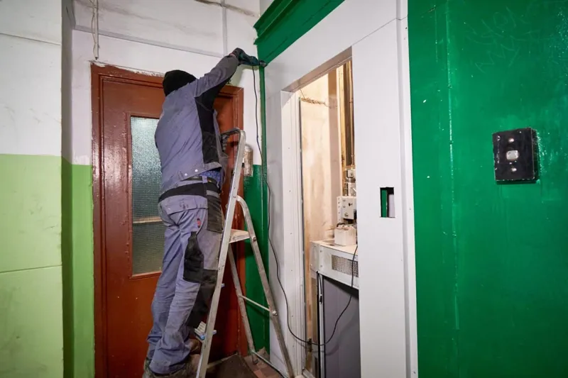 Старые лифты под угрозой отключения: что делать жильцам